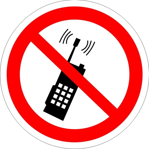 P 18 Запрещается пользоваться мобильным телефоном или переносной рацией